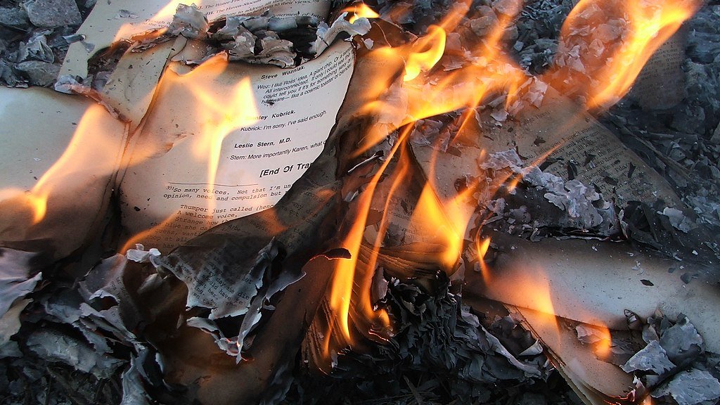 1024px-The_House_of_Leaves_-_Burning_4