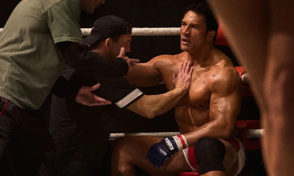 „Машина за разбиване“
Заслужава си да гледате филма, защото макар и да представя насилие, то не се третира като зрелище. Агресията е разгледана от психологическата ѝ страна - като реакция на натрупани болка, зависимости и желание за саморазрушение. В „Машина за разбиване“ за първи път виждаме Дуейн Джонсън-Скалата в роля, която вече може да уважаваме. И за нашия екип това е доказателство, че дори най-комерсиалните звезди могат да изненадват.