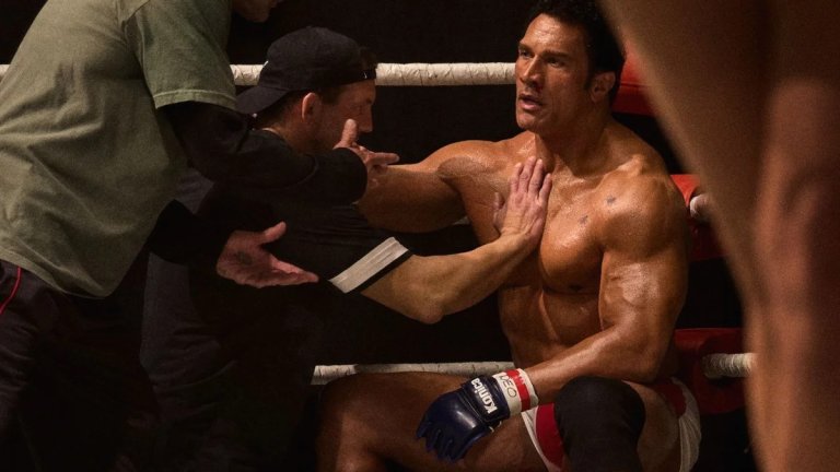 „Машина за разбиване“
Заслужава си да гледате филма, защото макар и да представя насилие, то не се третира като зрелище. Агресията е разгледана от психологическата ѝ страна - като реакция на натрупани болка, зависимости и желание за саморазрушение. В „Машина за разбиване“ за първи път виждаме Дуейн Джонсън-Скалата в роля, която вече може да уважаваме. И за нашия екип това е доказателство, че дори най-комерсиалните звезди могат да изненадват.