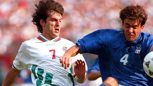 1994 г. Ето го и моментът, който никога няма да забравим... Жоел Киню не отсъжда дузпа, въпреки, че топката удря ръката на Костакурта...