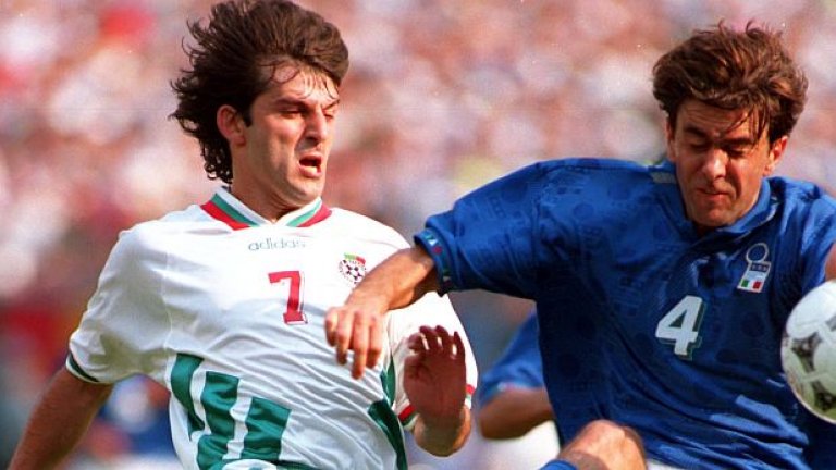 Емил Костадинов центрира и топката среща ръката на Алесандро Костакурта, но за съжаление съдията Жоел Киню не отсъди дузпа и полуфиналът на САЩ'94 Италия - България завърши 2:1