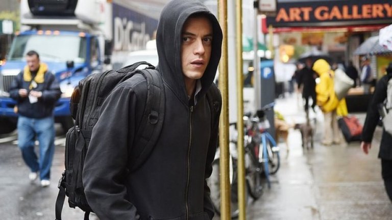 Mr. Robot / "Господин Робот"
Това определено е от сериалите, които могат да разделят мнението на феновете - или го харесваш, или не. За едни той е новаторски, уникален и подхваща супер важни социални теми по един доста добър начин, предаден в картина, звук и музика, за други това е просто "Боен клуб" с хакери. И въпреки това, дори феновете могат да признаят, че мрачната атмосфера на моменти е доста потискаща и човек трябва да спре след 1-2 епизода и размишлява малко, преди да пусне още един. Един вид, добре е да се консумира умерено и без да се прекалява.