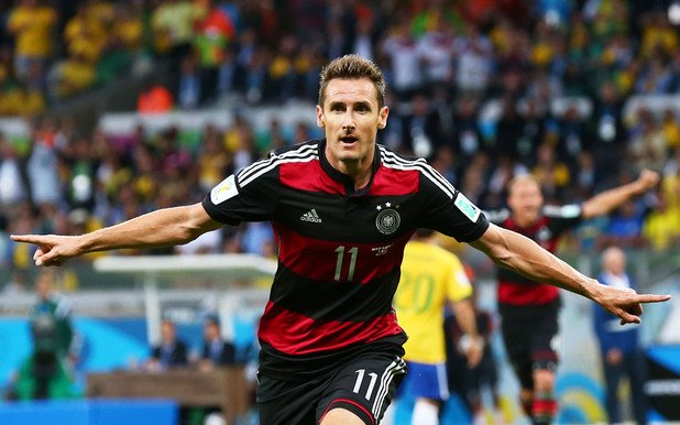 16 – Мирослав Клозе стана най-резултатният голмайстор на световни футболни финали. С гола си за победата със 7:1 над Бразилия германският нападател стигна до 16 попадения, като задмина с едно бразилеца Роналдо.