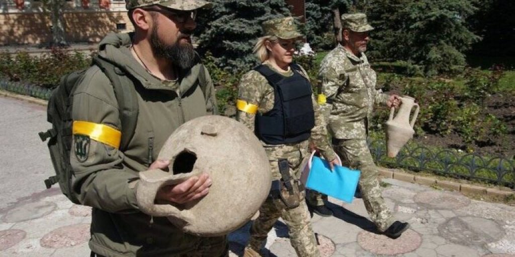 ukrainian-soldiers-walking-with-odessa-amphorae-768x512