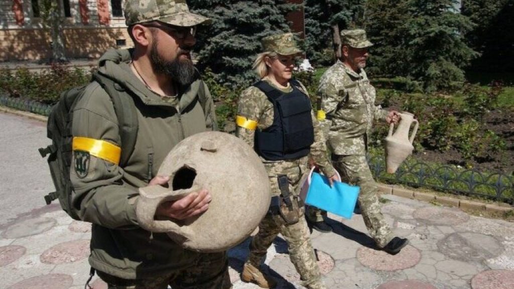 ukrainian-soldiers-walking-with-odessa-amphorae-768x512