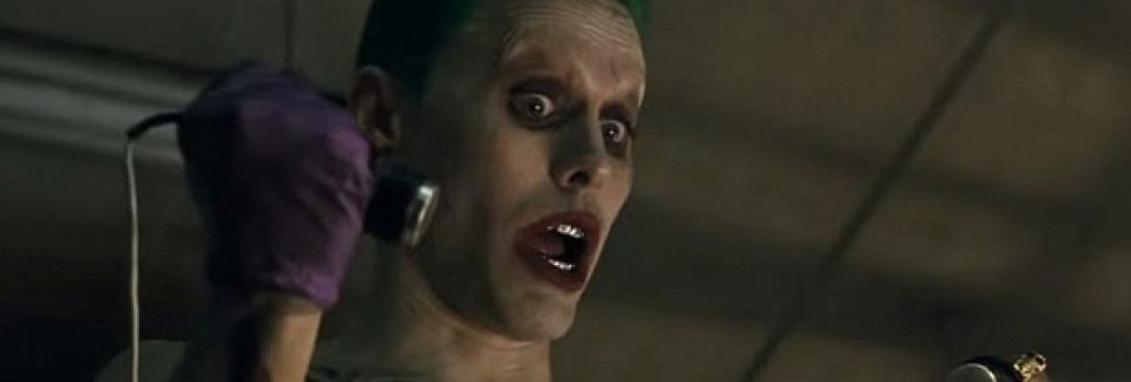 6. Джаред Лето (Suicide Squad, 2016)

За разлика от Леджър, Лето не успя да оправдае напълно очакванията. Вина за това може би имат и други фактори: това, че летвата беше вдигната твърде високо след "Черният рицар" и зрителите очакваха още от същото, както и че създателите на "Отряд самоубийци" предложиха доста екстравагантна визия за злодея.

Тук Жокерът отново е садистичен психопат, но същевременно се изживява като Еминем - белият (ама много белият), който се опитва да подражава на чернокожите. Дрехи в ярки цветове, множество татуировки по тялото и лицето, зализана назад отровно зелена коса, пръстени и бижута... Да не пропускаме и лъскавите шини на зъбите му. На теория този образ може и да проработи, но поне в "Suicide Squad" това не стана. За момента се очертава Лето да получи втори шанс с още няколко филмови проекта, в които ще видим неговата версия. Дано там "гангстерът Жокер" е по-сполучлив.