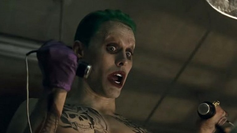 6. Джаред Лето (Suicide Squad, 2016)
За разлика от Леджър, Лето не успя да оправдае напълно очакванията. Вина за това може би имат и други фактори: това, че летвата беше вдигната твърде високо след "Черният рицар" и зрителите очакваха още от същото, както и че създателите на "Отряд самоубийци" предложиха доста екстравагантна визия за злодея.
Тук Жокерът отново е садистичен психопат, но същевременно се изживява като Еминем - белият (ама много белият), който се опитва да подражава на чернокожите. Дрехи в ярки цветове, множество татуировки по тялото и лицето, зализана назад отровно зелена коса, пръстени и бижута... Да не пропускаме и лъскавите шини на зъбите му. На теория този образ може и да проработи, но поне в "Suicide Squad" това не стана. За момента се очертава Лето да получи втори шанс с още няколко филмови проекта, в които ще видим неговата версия. Дано там "гангстерът Жокер" е по-сполучлив.