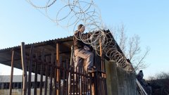 Оградата на центъра за бежанци в Харманли вече е готова.
