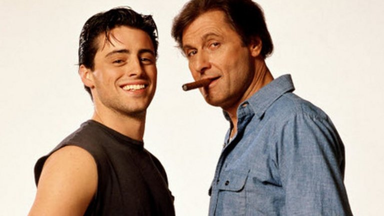 1. Married with children (1991)
Първата по-запомняща се роля на Лебланк на телевизионния екран е тази на младия италиански чаровник Вини Вердучи в "Женени с деца". Историята за семейство Бънди всъщност дава началото на няколко опита за създаването на спиноф сериали, а един от тях се фокусира върху Вини и неговия баща Чарли Вердучи, който иска да намери богата жена на сина си. Сериалът Top of the Heap оцелява само седем епизода. Въпреки това той самият се сдобива със спиноф (на спинофа, да) на име Vinnie and Bobby. Отново става дума за комедиен сериал, но тук партньор на Вини в смешките е не баща му, а съквартирантът му Боби. И този сериал не е достатъчно успешен, че да се задържи на екран повече от 7 епизода, след което Лебланк трябва да си търси друга работа.