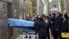 Тялото на Хуан Мануел Фанджо беше ексхумирано заради ДНК тест