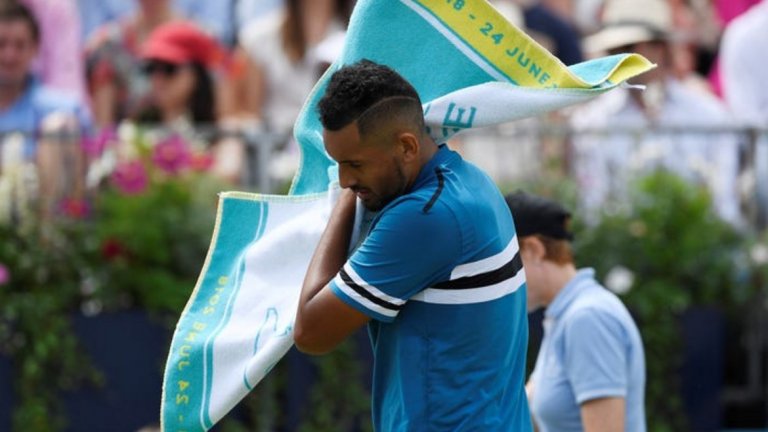 Скандалът за бяла кърпа
Австралийският чудак загуби експресно с 3:6, 4:6 от британеца Кайл Едмънд на Мастърса в Монреал тази година, където също не мина без скандал. При 4:4 във втория сет мачът бе прекъснат за близо час и половина заради дъжд, а след завръщането на двамата на корта, Кирьос се пречупи и загуби втората част. Но големият цирк бе в първия сет, минал почти изцяло в спорове на Ник с рефера на стола Адел Нур, когото австралиецът е помолил в началото на двубоя да получи бяла кърпа на стола си за почивките. Чисто бяла кърпа - това било искането на Кирьос, стана ясно след мача. В едно от прекъсванията между геймовете, култов диалог разсмя зрителите, а и тези пред телевизорите, които го видяха в риалити формат. "Искам просто да знам какво отнема толкова време? Наистина ли ми казваш, че е толкова сложно да се обадиш по радиото и да ми донесат бяла кърпа?" - гневеше се Кирьос. "Може ли да отговоря", опитваше да го прекъсне Нур. "Не си помислил за това или?", атакуваше пак тенисистът. "Честно казано, изобщо не знаех дали имаме бели кърпи", сви рамене арбитърът. "Казах ти, че ги видях в стаята на физиотерапевта, човече! - още повече беснееше Кирьос. - Отне ти 20 минути да получа някаква бяла кърпа!" След като получи предупреждение за поведението си, на следващото прекъсване австралиецът продължи да мрънка: "След като ти отне 20 минути да го направиш, сега получавам направо две кърпи. Страхотно, човече!".