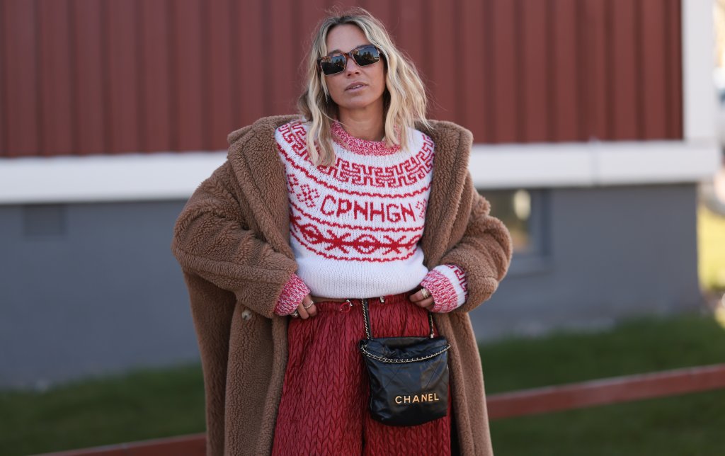 За мъжкото момиче
Модата не дава покой и на чантите през кръста. Моделът, който у нас познаваме като “чанта банан”, упорито стои сред тенденциите, а тази година влиза в още по-луксозна форма. Ще се предлагат в материи като кожа, велур и висококачествена имитация на животинска козина.