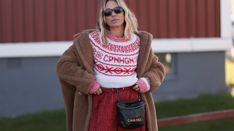 За мъжкото момиче
Модата не дава покой и на чантите през кръста. Моделът, който у нас познаваме като “чанта банан”, упорито стои сред тенденциите, а тази година влиза в още по-луксозна форма. Ще се предлагат в материи като кожа, велур и висококачествена имитация на животинска козина.