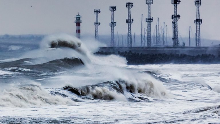 Огромни морски вълни заливат пристанища и населени места