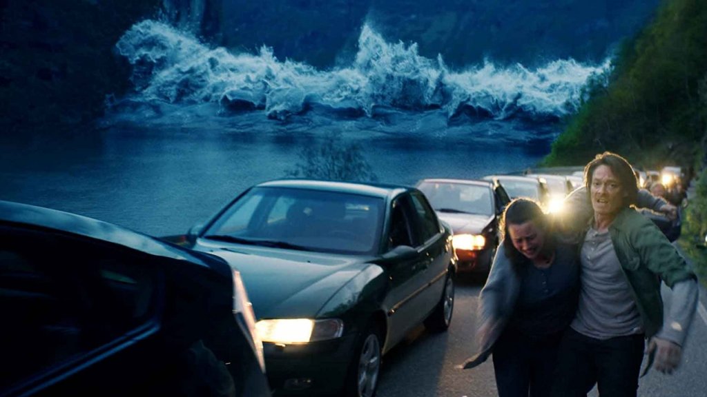 "Вълната" (The Wave)Година:2015Решихме представителството на всички филми за огромни вълни цунами (които са наистина много) да отиде при този норвежки филм на режисьора Роар Утхауг, който е доста качествен пример за доброто в жанра, при това европейски. В него почти 9-метрово цунами удря местното градче Гейрангер (впрочем, там наистина има места, заплашени от подобно бедствие). "Вълната" се фокусира върху напрегнатата история на геолога Кристиан, която ни държи на нокти до финалните надписи.