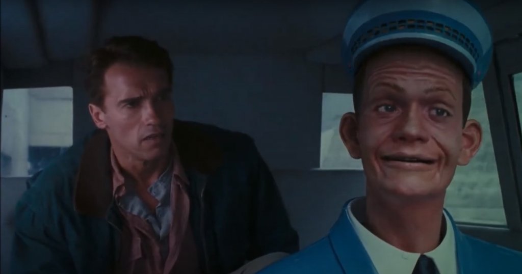 "Зов за завръщане" (1990 г.)
Още сме далеч от колониите на Марс като във филма, но и за това има време. Класическата фантастика с Арнолд Шварценегер обаче заковава една технология, до която все повече се приближаваме - автономните роботаксита.
Редица компании по света разработват такива автомобили, а в САЩ и Китай вече се правят тестове и с пътници.