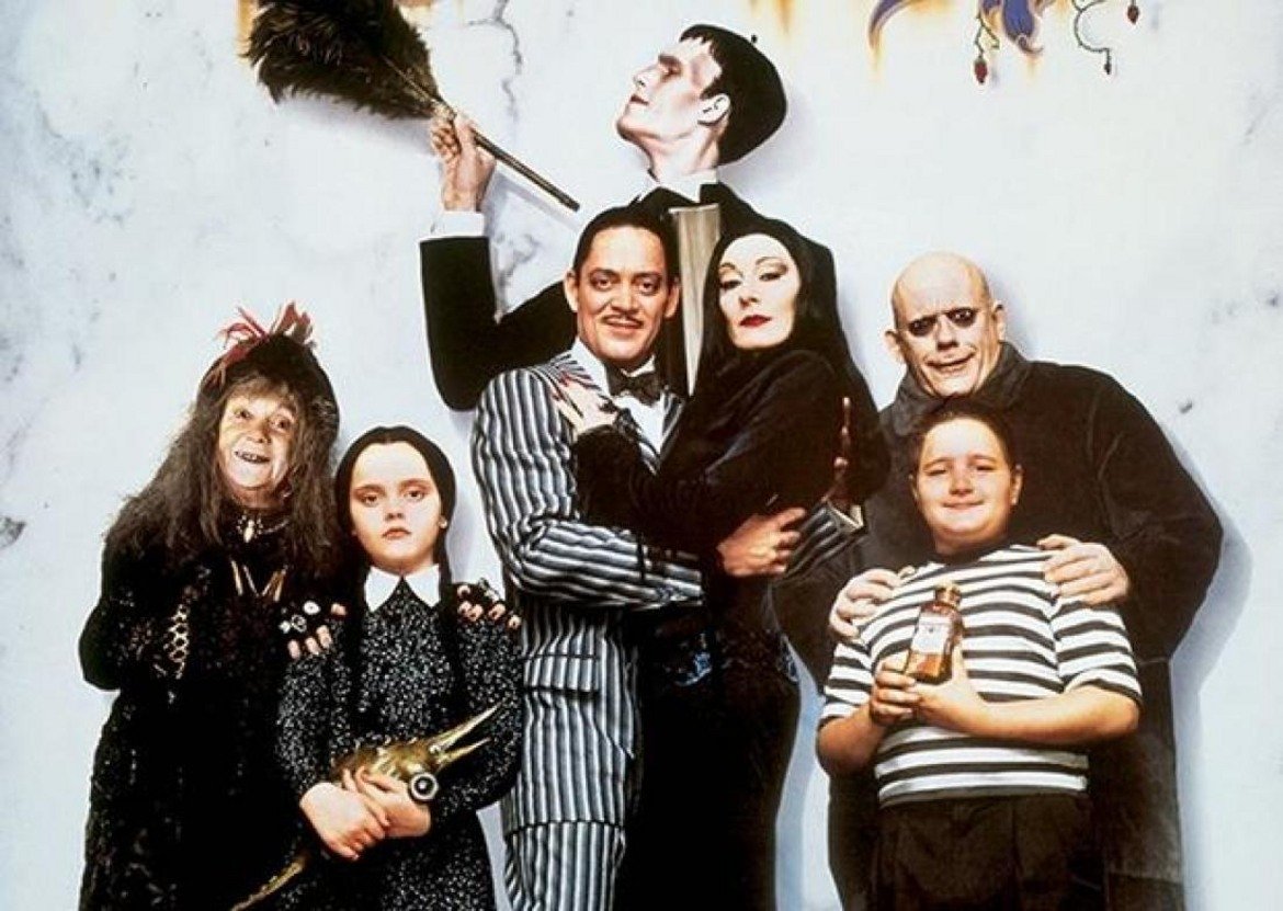 The Addams Family / "Семейство Адамс"
Култовият филм от началото на 90-те (базиран на анимация и сериал от 60-те) определено има своята фенска база. Мрачното, но изключително любвеобилно семейство Адамс, в което ценностите са обърнати с краката нагоре, би се радвало на благодатна почва и сред новите зрители. От по готически красивата Мортиша до циничната социопатка Уензди, превърнала се в любимка на толкова много цинични и саркастични тийнейджърки. Самата идея за семейство Адамс е забавна, а с добра история (или директно адаптирана стара история) може да привлече доста зрители и да се сдобие дори с втора и трета част. 