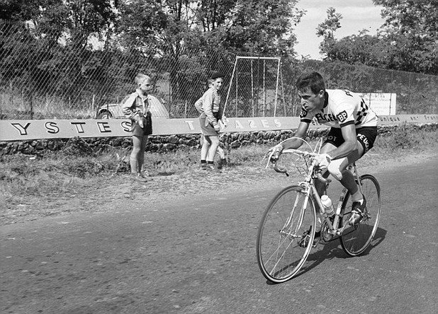 Том Симпсън е първият британец, носил жълтата фланелка на "Тур дьо Франс". През 1967 г. той получи пристъп на сърдечна недостатъчност по време на изкачването на Монт Вето и почина в средата на състезанието.