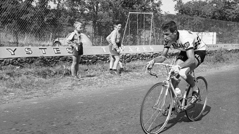 Том Симпсън е първият британец, носил жълтата фланелка на "Тур дьо Франс". През 1967 г. той получи пристъп на сърдечна недостатъчност по време на изкачването на Монт Вето и почина в средата на състезанието.