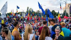 Фокусът на общественото внимание в Румъния се отклони от антиправителствените протести в посока на изричната забрана на гей-браковете - които и досега не бяха разрешени