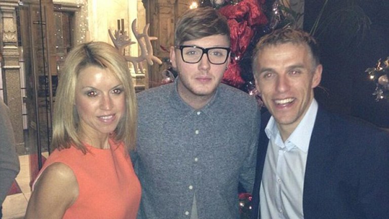 Фил Невил и Джули се снимаха с бившия победител в X Factor Джеймс Артур.