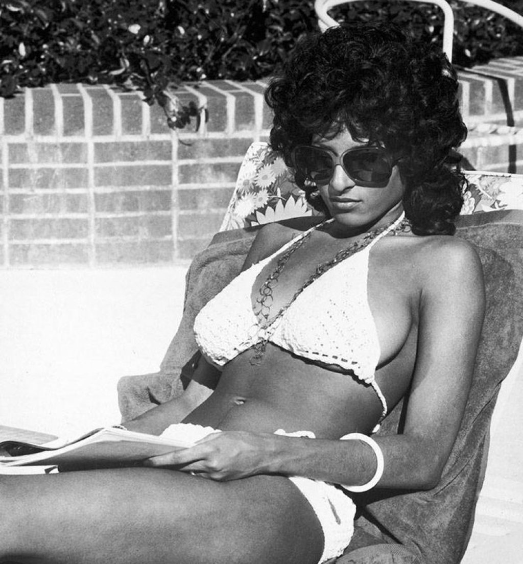 Първата Фокси Браун (Пам Гриър) тук е във филма \"Coffy\" и носи плетен бански в комбинация с големи слънчеви очила. В онези години модата се насочва към естествените материали и колкото се повече повече показана плът. 