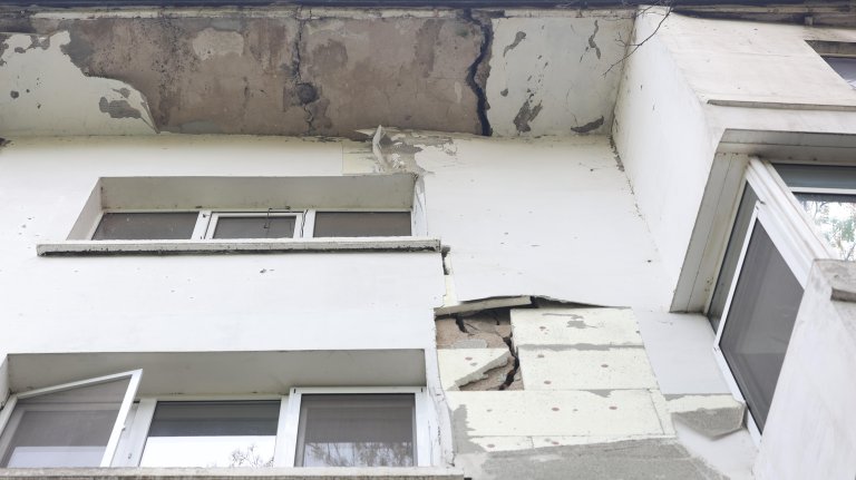 В края на септември стана ясно, че жители на блок в кв. "Хаджи Димитър" (на снимката) трябва да напуснат домовете си заради увреждане на сградата.