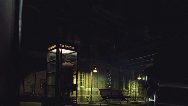  "Градът на мрака" и "Матрицата" използват общи декори 

Ако ви се струва, че някои от мрачните градски пейзажи в двата филма си приличат поразително много – не се притеснявайте, не се бъркате. Част от декорите, които през 1998 г. се използват за "Градът на мрака", влизат и в първата част на "Матрицата".

Това ясно се вижда в сцени като тази, в която героинята на Кари Ан Мос – Тринити – бяга от агентите. Целият фон е взет назаем от снимачната площадка на "Градът на мрака".  