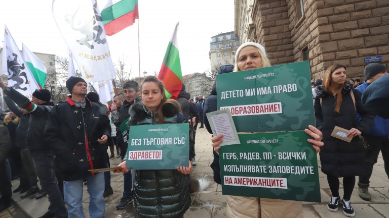 "Възраждане" на протест срещу мерките, Петков излезе да говори с тях (Снимки)