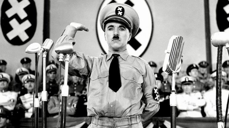 6. Чарли Чаплин
Можем ли да си представим световното кино без Чарли Чаплин? Отговорът е не. От началото на XX век досега той успява да разсмива зрителите, а филми като "Светлините на града", "Треска за злато", "Модерни времена", "Хлапето" и др. впечатляват и до днес. Каквото и да си говорим, неговата пародия на Нацистка Германия във "Великият диктатор" продължава да е един от най-значимите филми в историята на киното въобще.