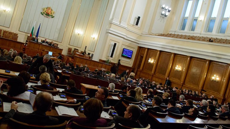 След 5-часови дебати ревизията на държавния бюджет беше одобрена на първо четене със 117 гласа "за" от ДПС и ГЕРБ и 61 "против" от "Коалиция за България".