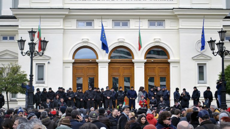 Плътен полицейски кордон пазеше Народното събрание