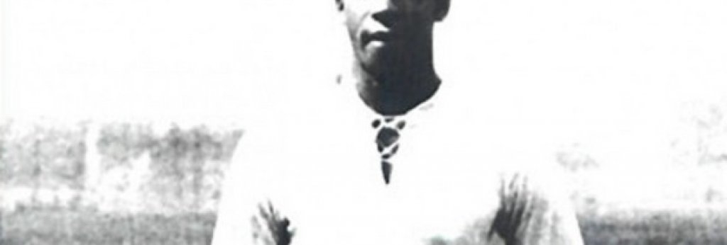 Хосе Андраде
Андраде често е подминаван при избора на най-великите футболисти в историята на играта. Известен е като „Черното чудо” и е първата чернокожа футболна звезда в световен мащаб. През 1924 той и Уругвай блесват на Олимпиадата и Андраде става супер звезда в Европа, а преди да се захване с футбола той се занимава с лъскане на обувки и си докарва допълнителни приходи като музикант по време на карнавалите.