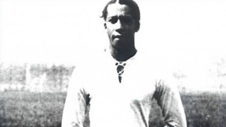 Хосе Андраде
Андраде често е подминаван при избора на най-великите футболисти в историята на играта. Известен е като „Черното чудо” и е първата чернокожа футболна звезда в световен мащаб. През 1924 той и Уругвай блесват на Олимпиадата и Андраде става супер звезда в Европа, а преди да се захване с футбола той се занимава с лъскане на обувки и си докарва допълнителни приходи като музикант по време на карнавалите.