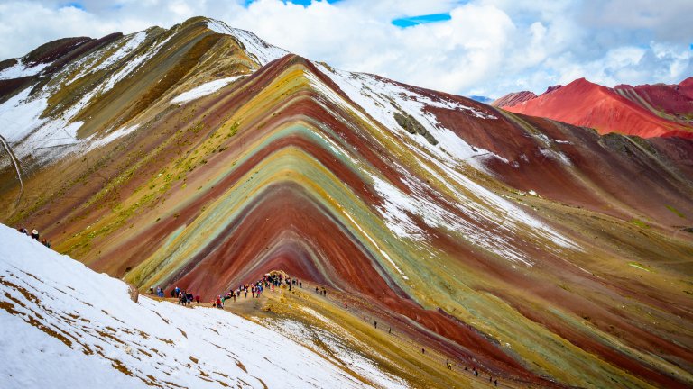 Планината с цветовете на дъгата, идеална за Instagram