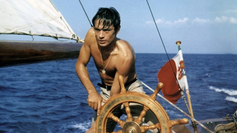 6. Под яркото слънце, Plein Soleil (1960)
Имаше един време, когато Ален Делон беше много добър актьор. Беше добър, защото го режисираха правилно. В средата на 80-те години, обаче, когато си повярва, че е гений като актьор, продуцент и режисьор, той забрави един от принципите на Габен (с когото е снимал многократно): „За да направиш добър филм, са нужни 4 неща: добра история, добра история и добра история“. 
Вместо това Делон започна да повтаря едни и същи роли неуморно, после се пробва в по-различни, „интелектуални“ филми без особен успех, след това се върна към старите си роли, и акостира в театъра. В крайна сметка сложи точка на филмовата си дейност, като до ден днешен повтаря едно и също: „неговото“ кино си е отишло със смъртта на Лино Вентура и Жан Габен.  
Не можем да отречем, че Делон беше блестящ в цяла поредица филми: „Роко и неговите братя“, „Гепардът“, „Вдовицата Кудерк“, „Мелодия от подземието“, „И котката е хищник“, „Самураят“, „Червеният кръг“, „Изгорелите хамбари“ и др. 
„Под яркото слънце“ е първият голям успех на Делон. Филмът е чудесна адаптация на романа на Патриша Хайсмит „Мистър Рипли“. Делон е красив, комплексен, отличен в ролята си на измамника. Филмът показва история за тотален макиавелизъм и без съмнение е едно от върховите постижения на френското кино. Разбира се, сценографията изглежда леко поостаряла, но тонът на филма, цветовете му придават великолепно удоволствие. Задължителен за гледане!