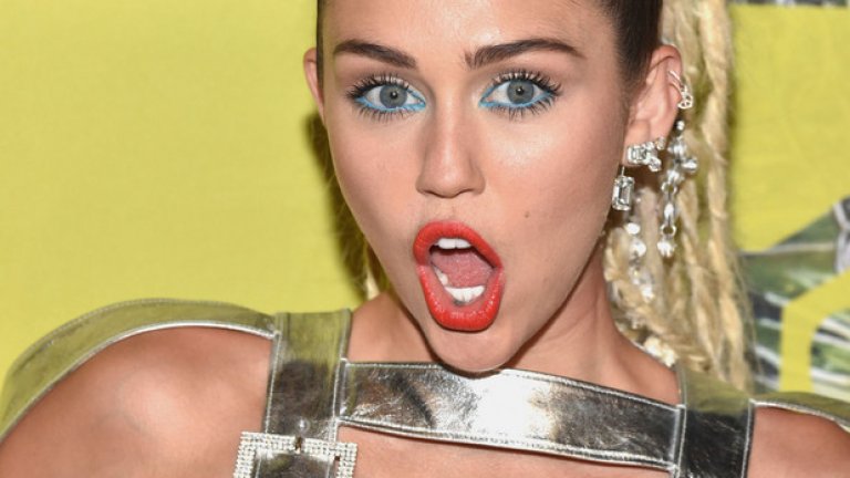 Майли Сайръс бе нападната по същия модел, когато реши да демонстрира своите руси сплъстени кичури.