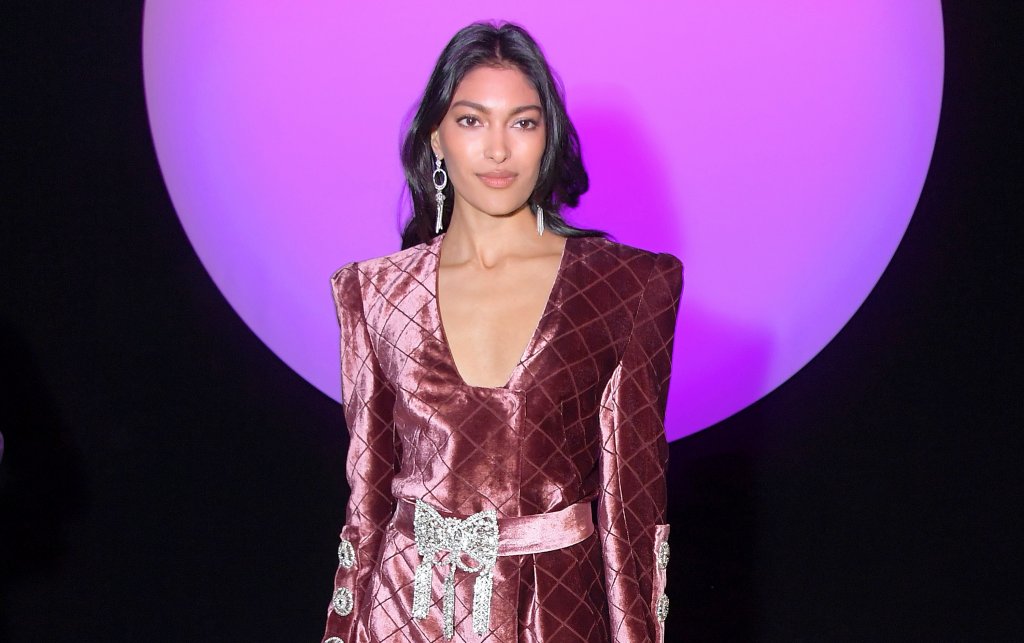 Рокли и сака от кадифеКадифените сака и рокли обикновено навяват асоциации с миризма на нафталин. Забравете подобни предразсъдъци и мислете за кадифето като мек и уютен плат с деликатен отблясък и леко луксозен вид, които ще са особено на мода в ранната и по-късна пролет на 2021 г.