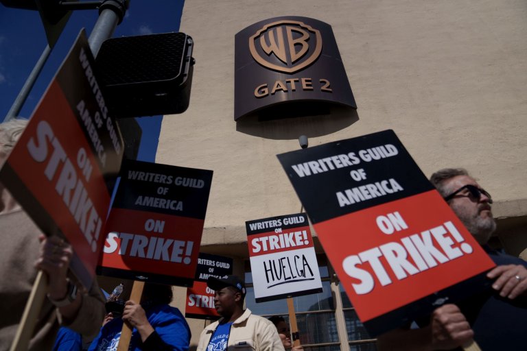 Стачкуващи сценаристи пред Warner Bros.