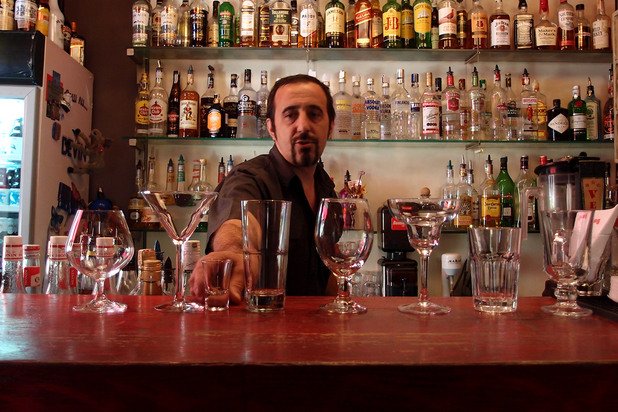 Влади Петров показва основните коктейлни чаши: От ляво на дясно: чаша  бренди балуун, чаша Мартини глас, чаша за шот, чаша Колинс, бирен гоблет (гоблит),  Маргарита глас, Hightball, хот мъг