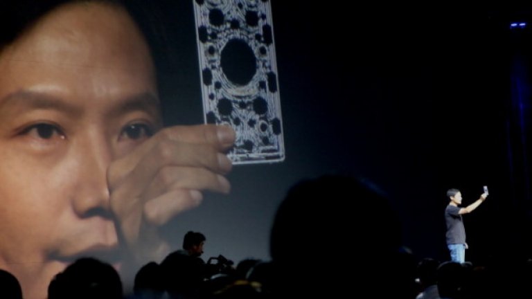 Изпълнителният директор на Xiaomi Лей Джун и специалната рамка на телефона