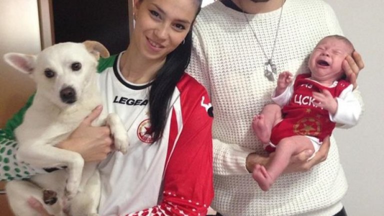 А за най-култова снимка след раждането на бебе, призът в родния футбол би трябвало да е за Якуб Дивиш, вратаря на ЦСКА. Чехът си отиде до родината, за да не изпусне раждането на сина си, когото облече в екипче на отбора. В неговата вратарска фланелка пък е съпругата му...