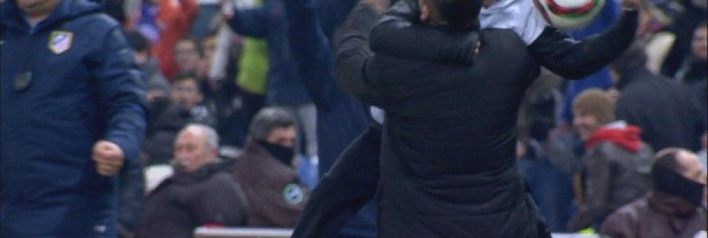 10. Начинът, по който отпразнува гола срещу Реал със сина си
Когато Атлетико вкара втория гол срещу Реал Мадрид за Купата на краля, Чоло отпразнува по страхотен начин попадението, прегръщайки се с едно от момчетата, които гонят топката. Случайно или не, това бе синът му.