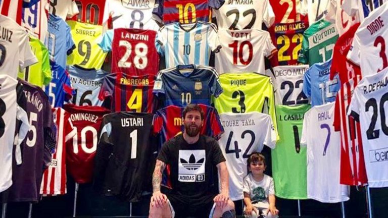 Лионел Меси има доста богата колекция от фланелки. Но не само на великаните в играта. Вгледайте се в долния ляв ъгъл...