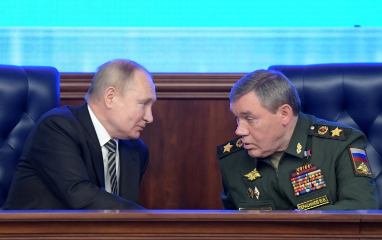 Фаворизираният от Путин шеф на Генералния щаб на Руската армия генерал Валери Герасимов все още не е отстранен от поста си, а според британското разузнаване сега двамата с президента взимат решения, които се падат на офицерите на терен.