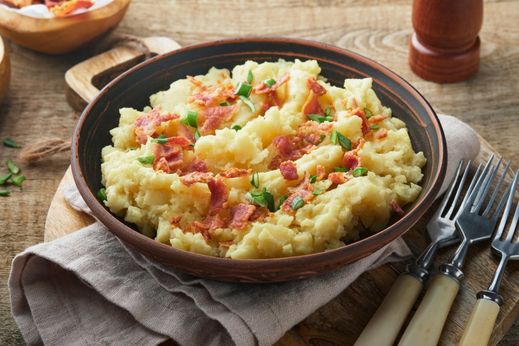 КолканонКолканон е вкусно ирландско предястие от картофи, кейл или зеле и бекон, което може да послужи и за гарнитура или лека вечеря. Около килограм и 300 картофи се белят, режат на кубчета и варят в добре подсолена вода до хубаво омекване. На съседния котлон в тиган запържваме около 200-300 грама бекон на кубчета и 200-300 грама зеле на ситно (или кейл).

В дълбока купа изсипваме картофите, прибавяме бекона и зелето, както и щедра бучка масло и прясно смлян черен пипер, и мачкаме до получаването на грубо пюре. Сервираме топло, поръсено с магданоз или пера зелен лук.