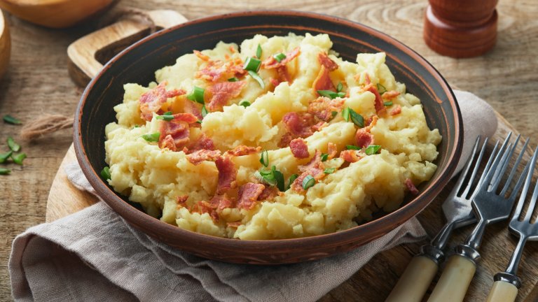 КолканонКолканон е вкусно ирландско предястие от картофи, кейл или зеле и бекон, което може да послужи и за гарнитура или лека вечеря. Около килограм и 300 картофи се белят, режат на кубчета и варят в добре подсолена вода до хубаво омекване. На съседния котлон в тиган запържваме около 200-300 грама бекон на кубчета и 200-300 грама зеле на ситно (или кейл).

В дълбока купа изсипваме картофите, прибавяме бекона и зелето, както и щедра бучка масло и прясно смлян черен пипер, и мачкаме до получаването на грубо пюре. Сервираме топло, поръсено с магданоз или пера зелен лук.