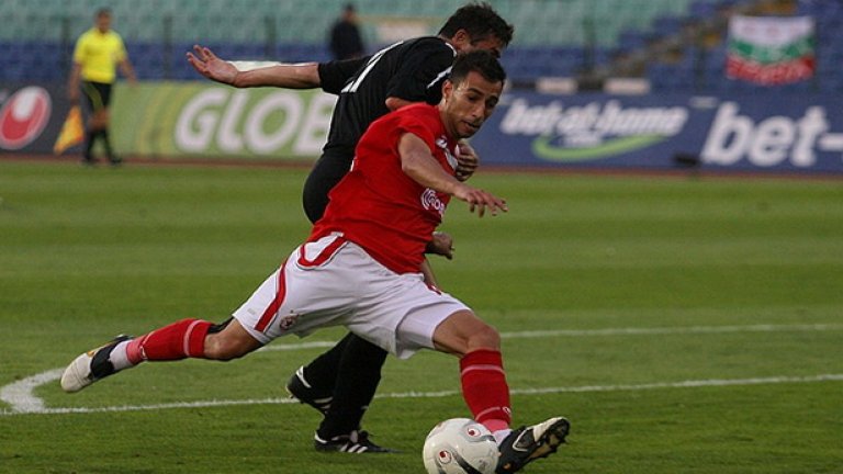 Нападателите на "червените" нямаха проблеми със северноирландските защитници, но мерникът им изневеряваше в последния момент