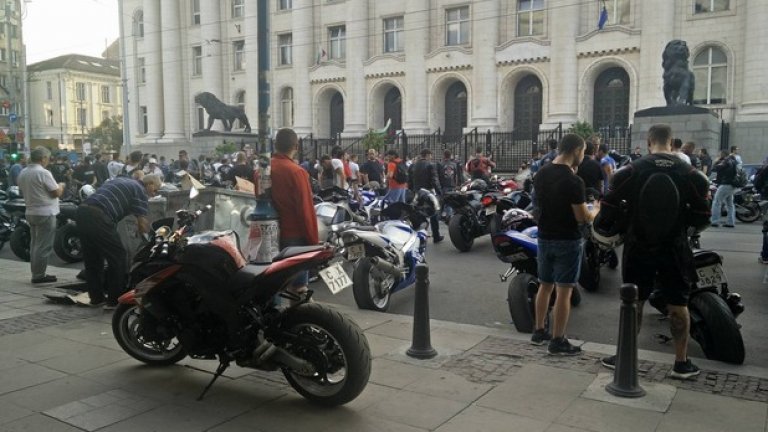Отново протест на мотористи пред Съдебната палата