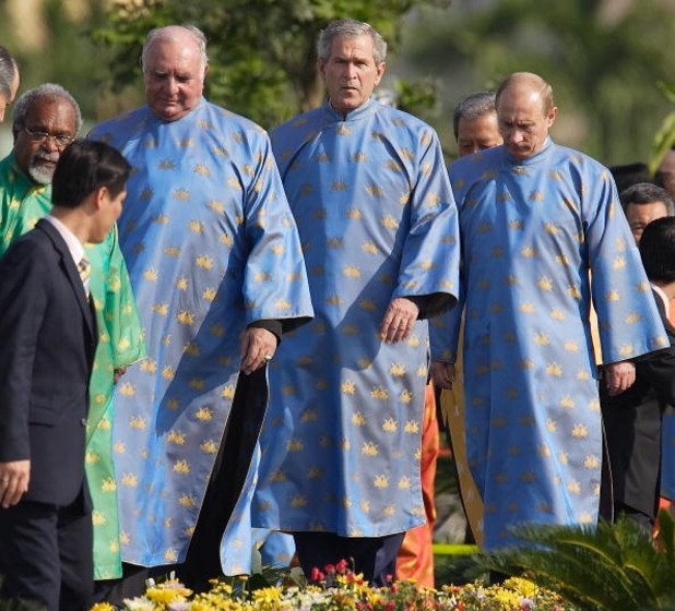 Джордж Буш и Владимир Путин бяха големи любители на нестандартните протоколни решения - двамата носят традиционно виетнамско облекло по време на срещата на APEC през 2006 г. 